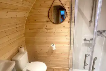 Llys y Llwynogod pod large ensuite with a toilet, shower, and sink