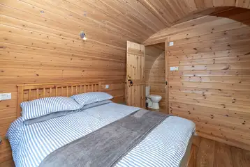 Llys y Llwynogod double bedroom with an ensuite bathroom Llys y Llwynogod double bedroom with an ensuite bathroom