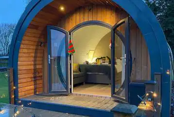 Ensuite glamping pod at night