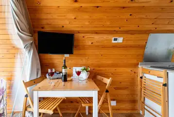 Ensuite glamping pod - dining area