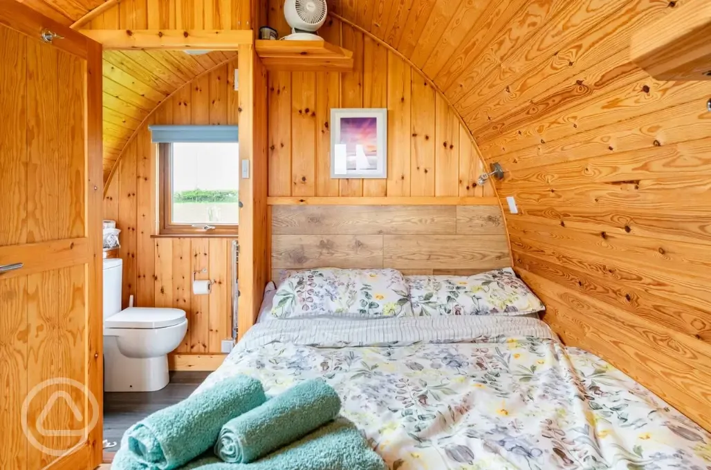 Ensuite glamping pod - bed