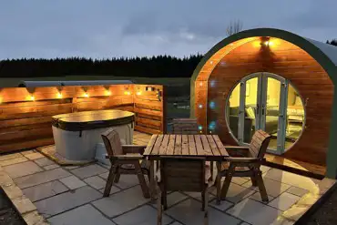 Glamping pod with hot tub 