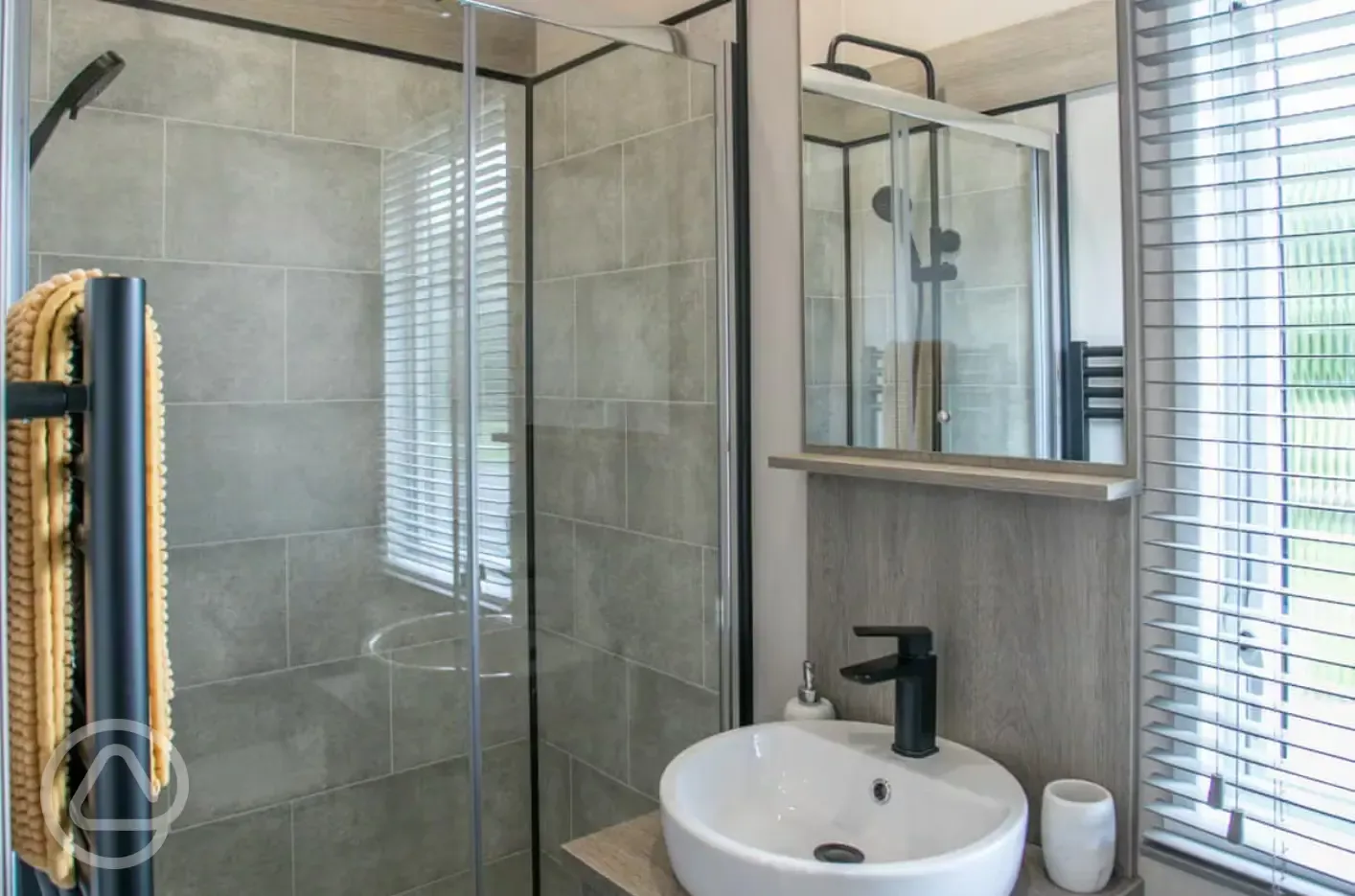 Stargazer glamping cabin ensuite bathroom