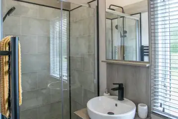 Stargazer glamping cabin ensuite bathroom with towels provided Stargazer glamping cabin ensuite bathroom with towels provided