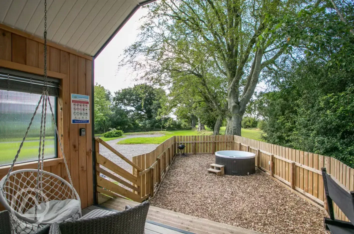 Stargazer glamping cabin outdoor area and hot tub