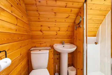 Glamping pod ensuite with a toilet, hand basin and shower