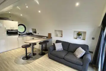 Six person (Wye) pod with a kitchen, breakfast bar, TV and sofa bed Six person (Wye) pod with a kitchen, breakfast bar, TV and sofa bed