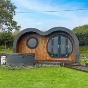 Wye glamping pod outdoor area and hot tub