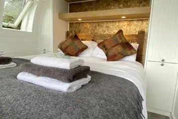 Eight person (Severn) pod king size bedroom with bedding and storage Eight person (Severn) pod king size bedroom with bedding and storage