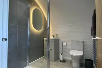 Severn glamping pod ensuite bathroom with toiletries and towels Severn glamping pod ensuite bathroom with toiletries and towels