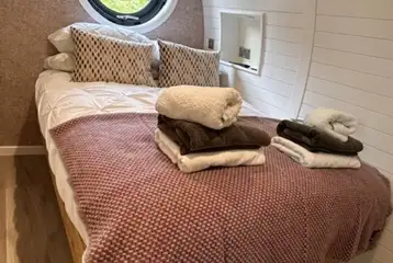 Gwesyn glamping pod double bed