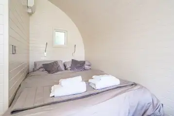 Glamping pod double bed with bedding and towels included