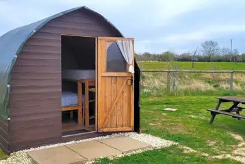 Log pod patio area with outdoor bench Log pod patio area with outdoor bench