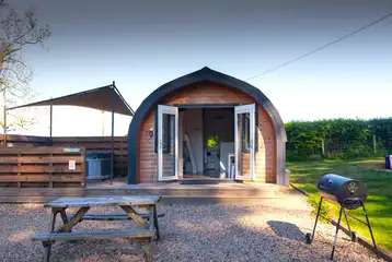 The Roost glamping pod with a picnic bench, hot tub and BBQ The Roost glamping pod with a picnic bench, hot tub and BBQ