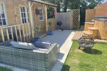 Winnie cabin with private patio and optional wood-fired hot tub (dog friendly)