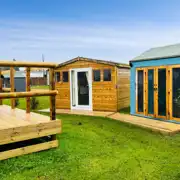 Poppy cabin with separate kitchen and private raised deck (dog friendly) Poppy cabin with separate kitchen and private raised deck (dog friendly)