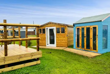 Poppy cabin with separate kitchen and private raised deck (dog friendly)