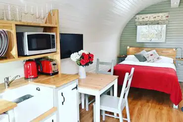 Ensuite glamping pod interior 