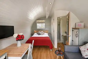 Ensuite glamping pod interior 