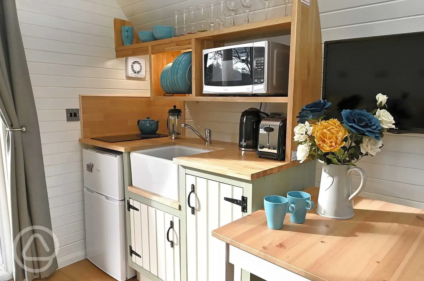 Ensuite glamping pod kitchenette 