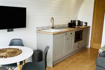 Heather ensuite pod kitchen area with dining space and a Smart TV Heather ensuite pod kitchen area with dining space and a Smart TV