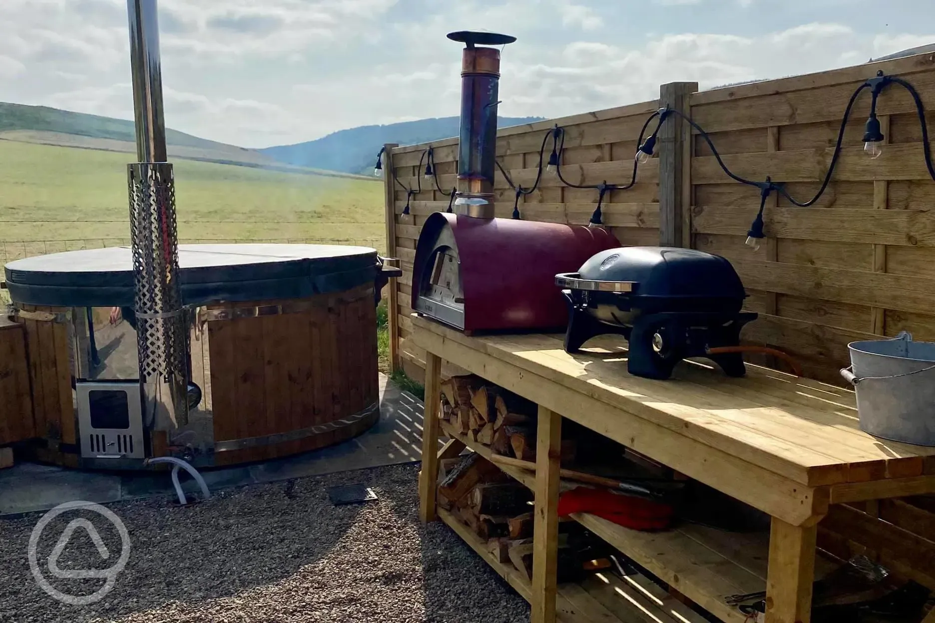 White Clover ensuite pod hot tub and pizza oven