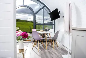 White Clover ensuite pod dining area