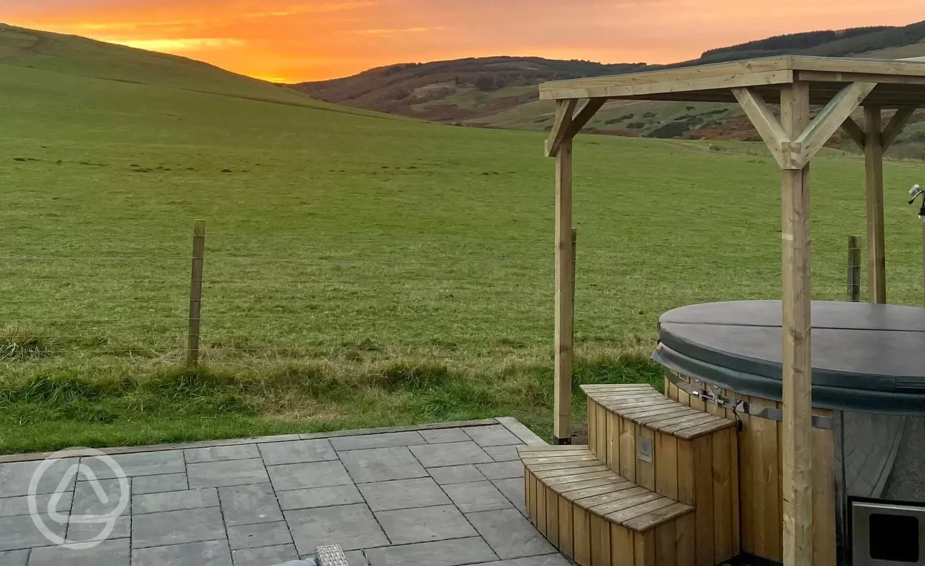 White Clover ensuite pod wood-fired hot tub overlooking sunset White Clover ensuite pod wood-fired hot tub overlooking sunset