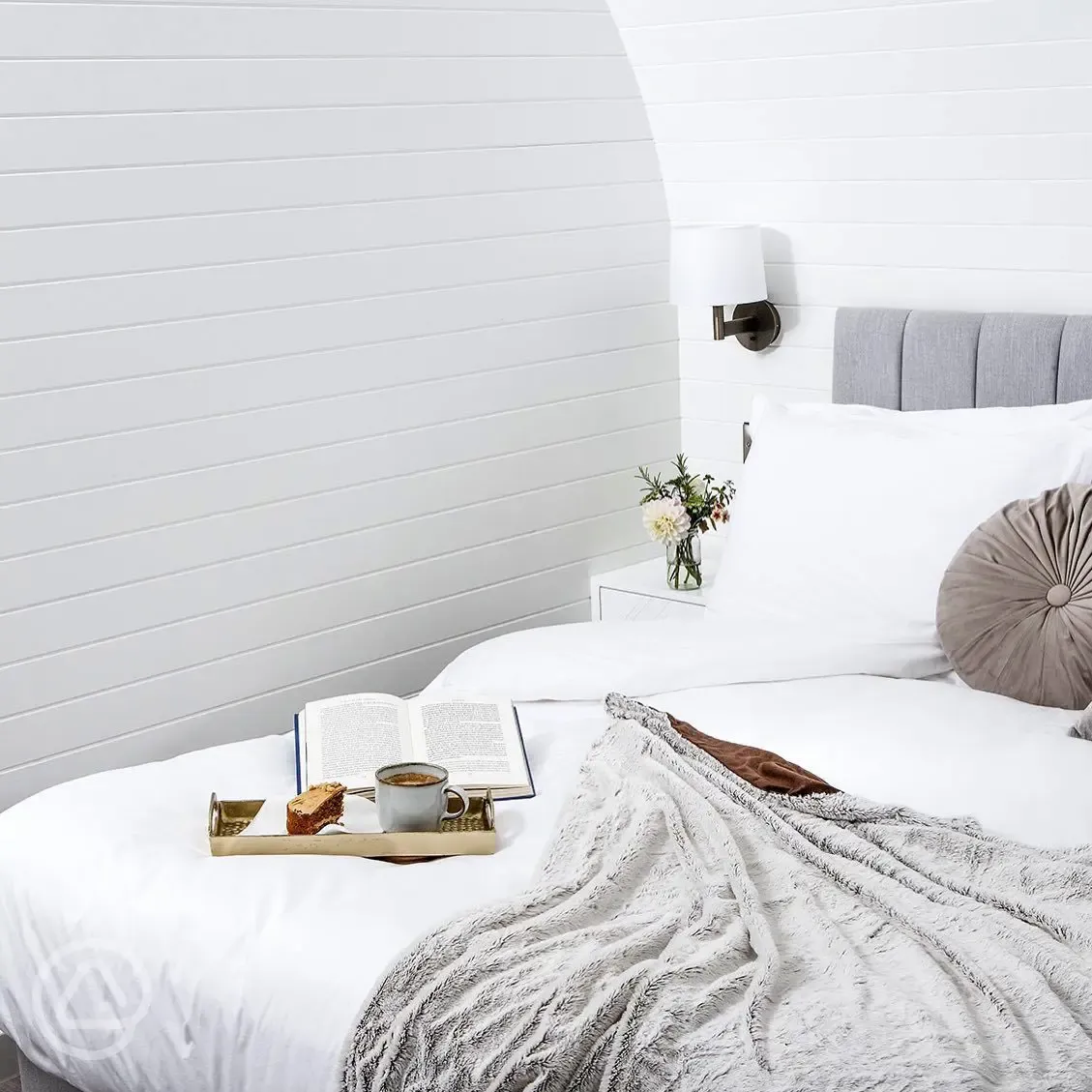 White Clover ensuite pod king sized bed (bedding provided) White Clover ensuite pod king sized bed (bedding provided)
