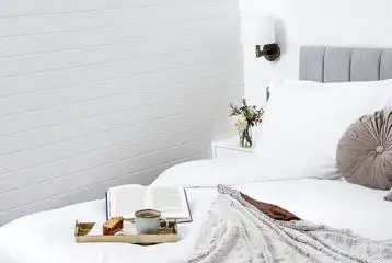 White Clover ensuite pod king sized bed (bedding provided) White Clover ensuite pod king sized bed (bedding provided)