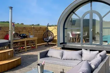 White Clover ensuite pod outdoor seating and wood-fired hot tub White Clover ensuite pod outdoor seating and wood-fired hot tub