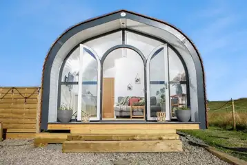 Heather ensuite pod exterior and lounge area with a Smart TV (dog friendly) Heather ensuite pod exterior and lounge area with a Smart TV (dog friendly)