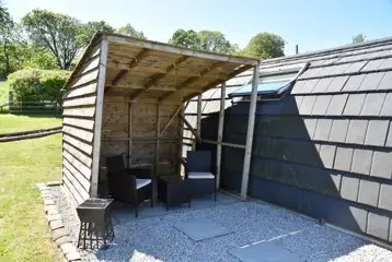 Pen-y-ghent glamping pod with a picnic bench and covered outdoor area Pen-y-ghent glamping pod with a picnic bench and covered outdoor area