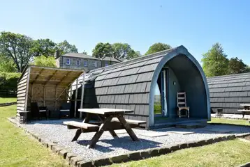 Pen-y-ghent glamping pod with a picnic bench and covered outdoor area Pen-y-ghent glamping pod with a picnic bench and covered outdoor area