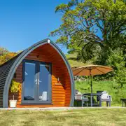 Ensuite glamping pod with outdoor seating and a BBQ fire pit