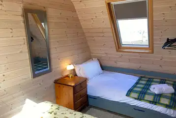 Hedgehog pod with a single trundle bed