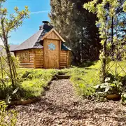 Hyssop glamping cabin with a bark chipping path