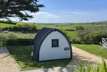 Glamping pod with valley views (pet friendly)