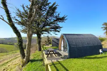 Glamping pod with valley views (pet friendly)