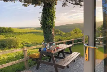 Glamping pod with valley views picnic bench (pet friendly)