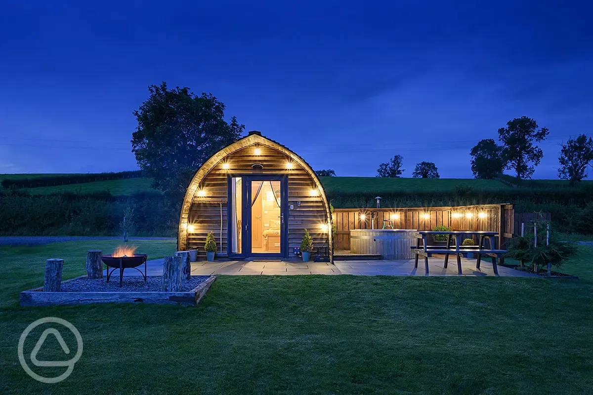  Moorlands, Waitby and Greenrigg glamping pods at night time