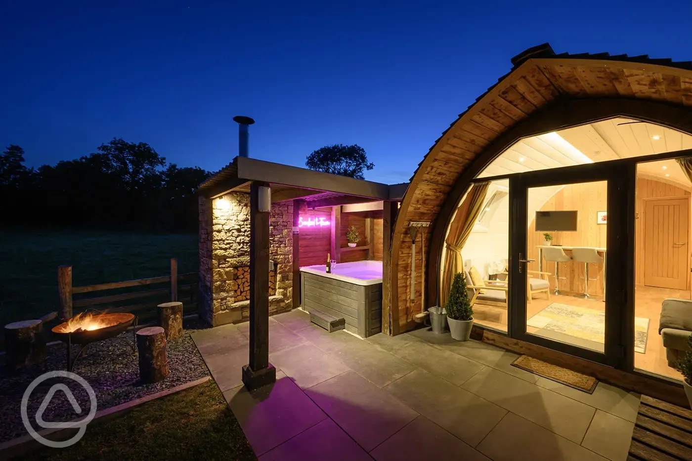  Enterber ensuite glamping pod at night time