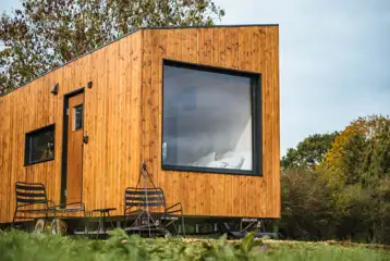 Fox glamping cabin with outdoor seating and a fire pit/grill
