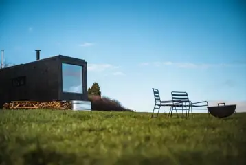 Hare glamping cabin with an outdoor cold plunge bath and fire pit/BBQ