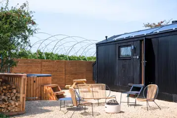 Pheasant glamping cabin with a wood-fired hot tub and fire pit/BBQ grill