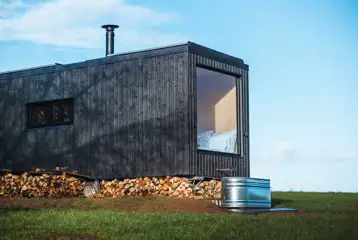 Hare glamping cabin with an outdoor cold plunge bath