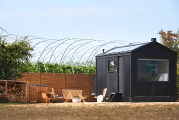 Pheasant glamping cabin with a wood-fired hot tub and fire pit/BBQ grill
