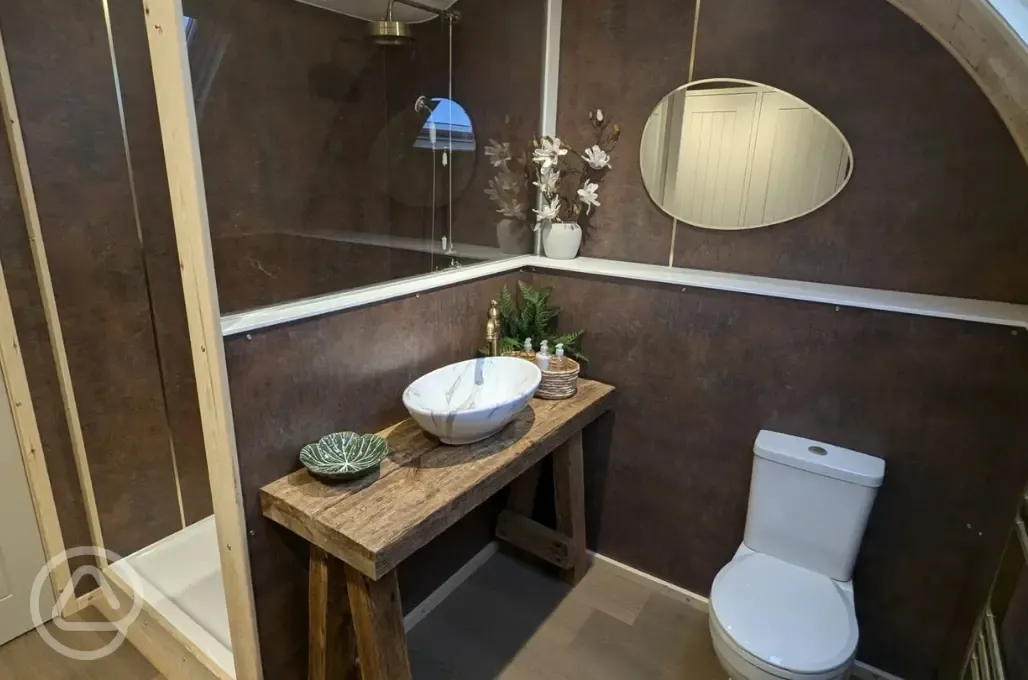 Bramble ensuite glamping pod bathroom