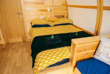 Glamping pod with hot tub double bed (bedding included)