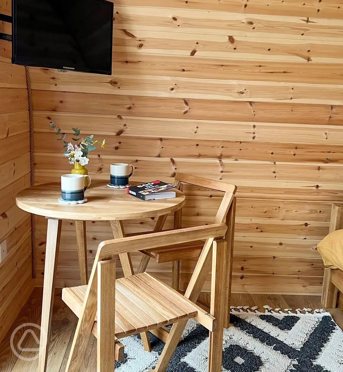 Glencroft pod - dining table and TV